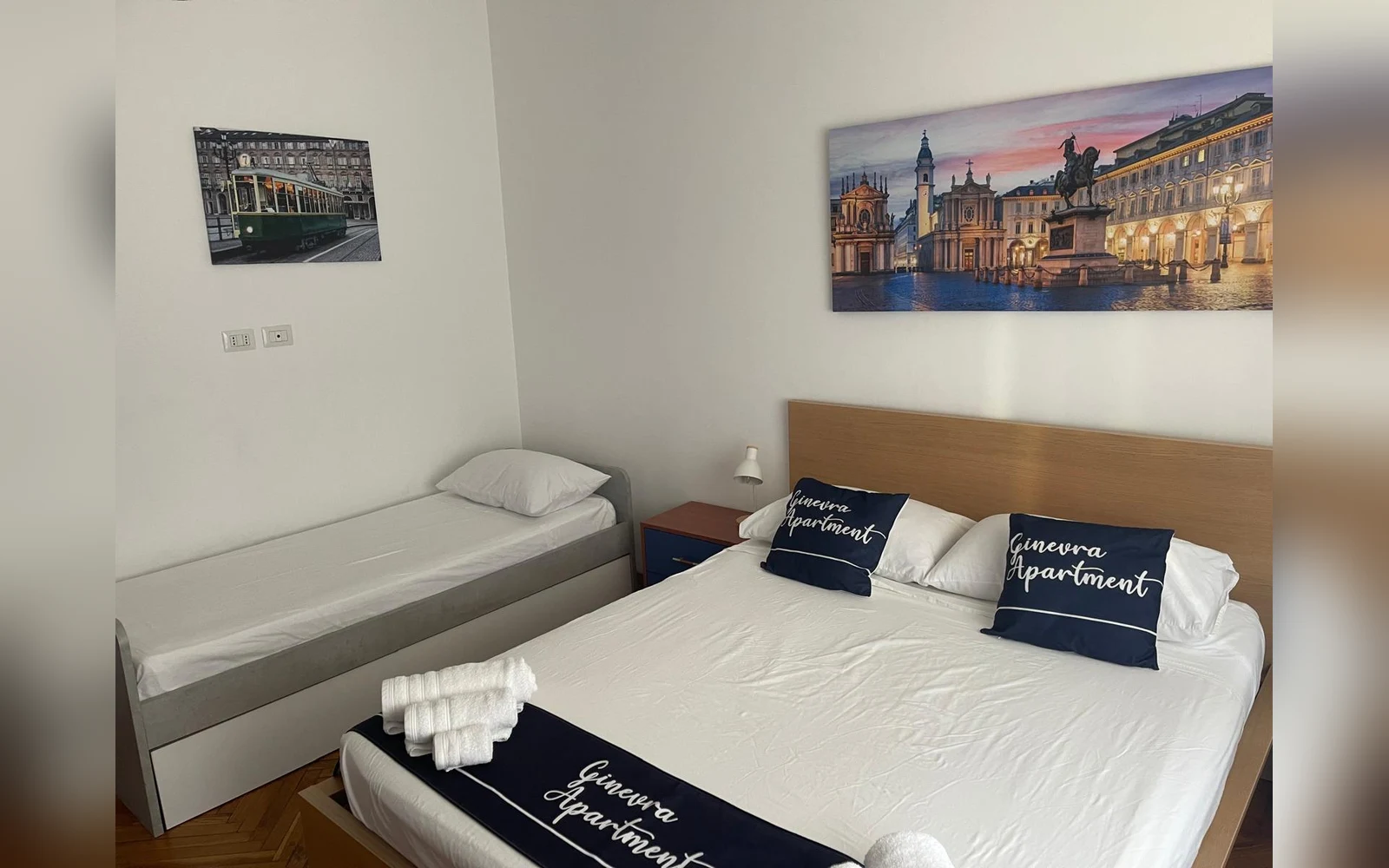 La camera familiare con letto matrimoniale e letto singolo