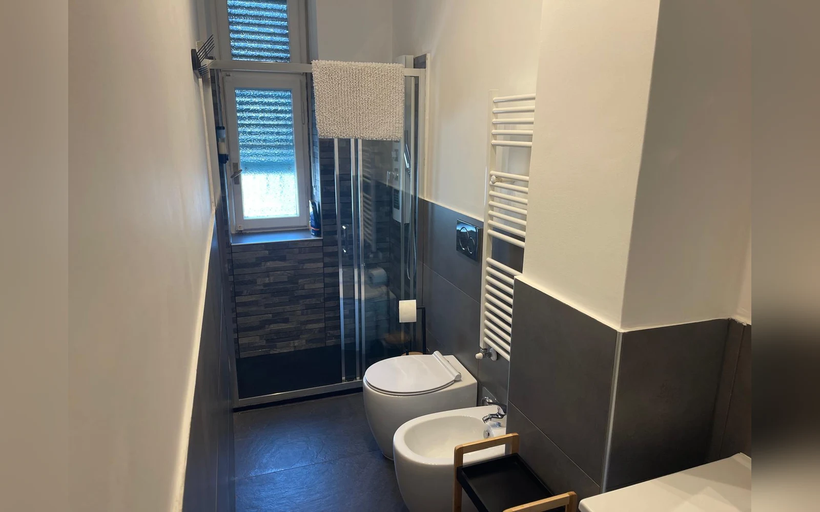 Il bagno con doccia, wc e bidet