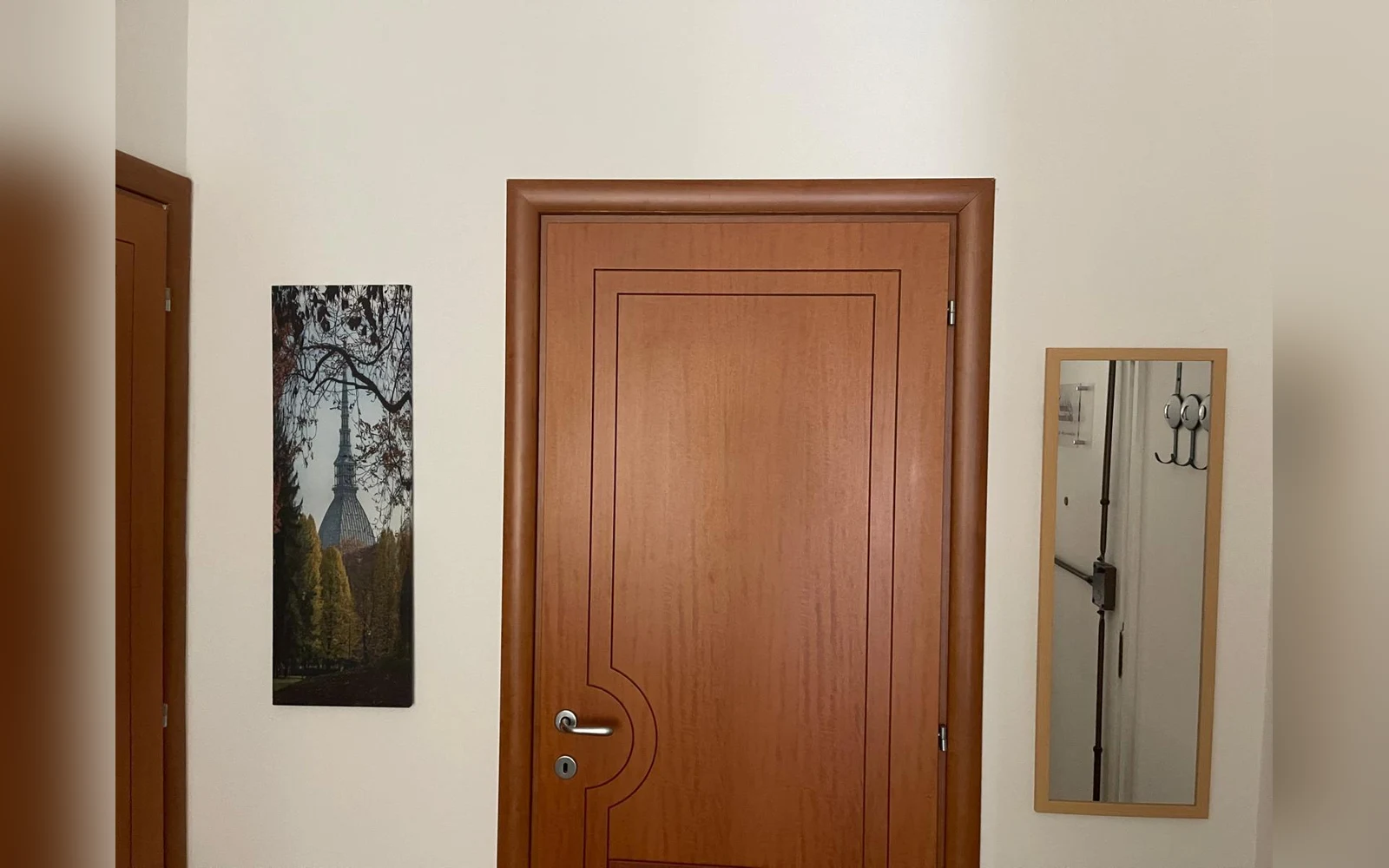 L'ingresso dell'appartamento con specchio e appendiabiti