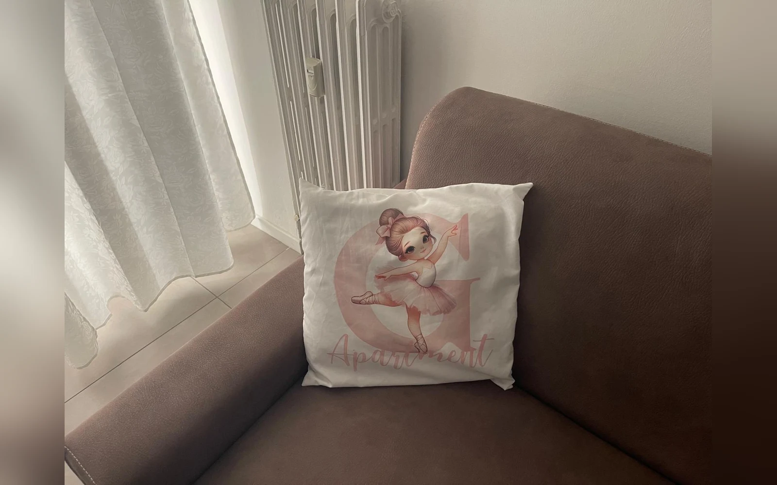 Dettaglio del divano con i cuscini Ginevra Apartment