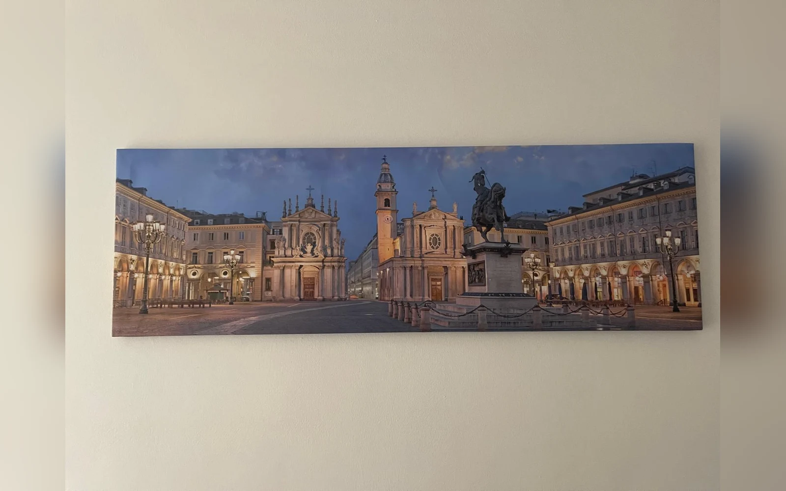 Il quadro di Piazza San Carlo alla parete della sala