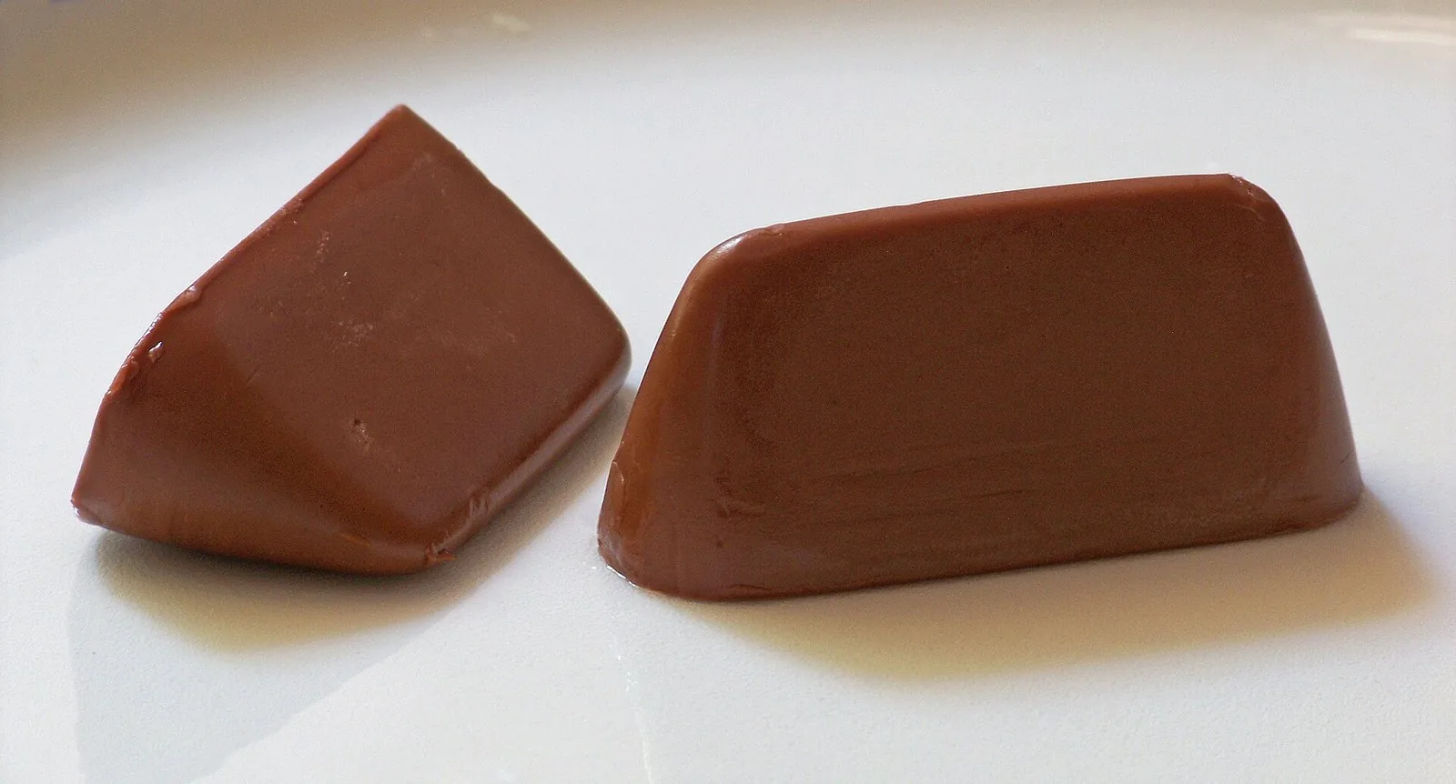 Due gianduiotti, il cioccolatino simbolo di Torino